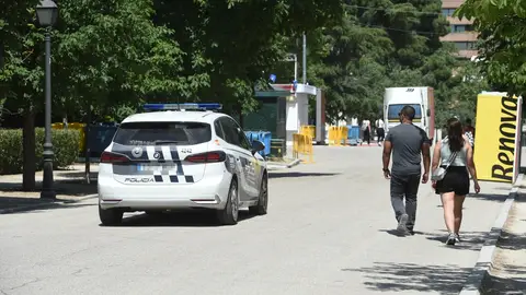 Agentes de la policía municipal avisando del cierre Agentes de la policía municipal avisando del cierre