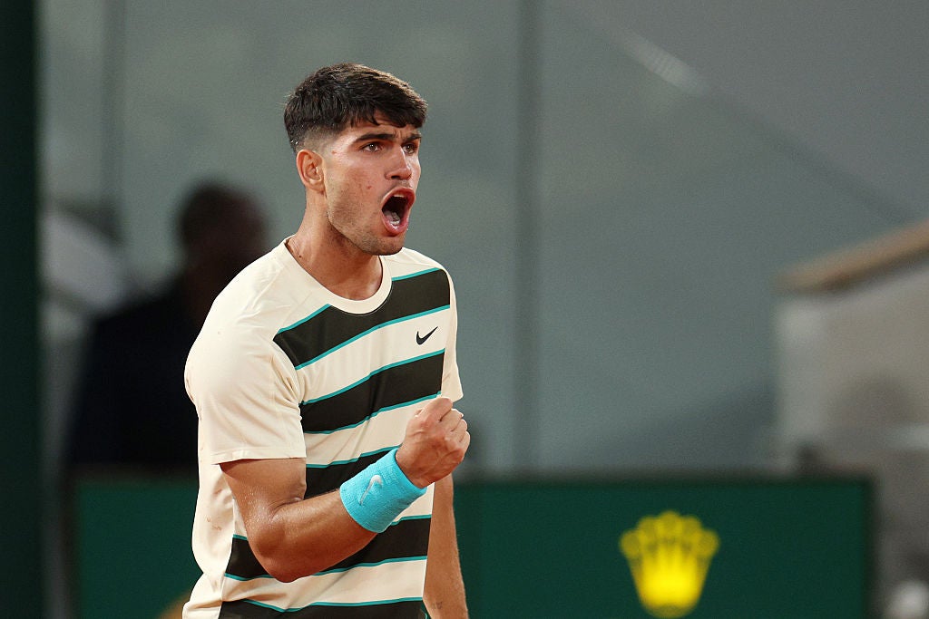 Carlos Alcaraz sufre más de lo esperado ante Dzumhur para alcanzar los octavos de final Carlos Alcaraz sufre más de lo esperado ante Dzumhur para alcanzar los octavos de final