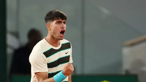 Carlos Alcaraz sufre más de lo esperado ante Dzumhur para alcanzar los octavos de final Carlos Alcaraz sufre más de lo esperado ante Dzumhur para alcanzar los octavos de final