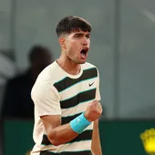 Carlos Alcaraz sufre más de lo esperado ante Dzumhur para alcanzar los octavos de final Carlos Alcaraz sufre más de lo esperado ante Dzumhur para alcanzar los octavos de final