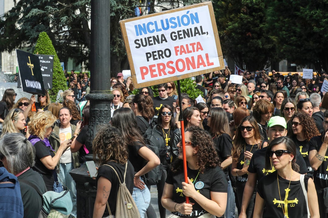 Miles de manifestantes secundan en Oviedo una manifestación "histórica" por la educación Miles de manifestantes secundan en Oviedo una manifestación "histórica" por la educación