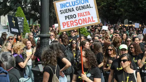 Miles de manifestantes secundan en Oviedo una manifestación "histórica" por la educación Miles de manifestantes secundan en Oviedo una manifestación "histórica" por la educación