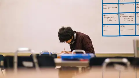 Un estudiante realizando un examen Un estudiante realizando un examen