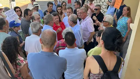 El alcalde visita el futuro CIMI entre protestas vecinales y se lleva un dossier con los incumplimientos del edificio El alcalde visita el futuro CIMI entre protestas vecinales y se lleva un dossier con los incumplimientos del edificio
