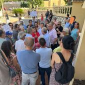 El alcalde visita el futuro CIMI entre protestas vecinales y se lleva un dossier con los incumplimientos del edificio