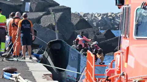 Llegada al muelle de La Restinga, en El Hierro de un cayuco con 66 personas Llegada al muelle de La Restinga, en El Hierro de un cayuco con 66 personas