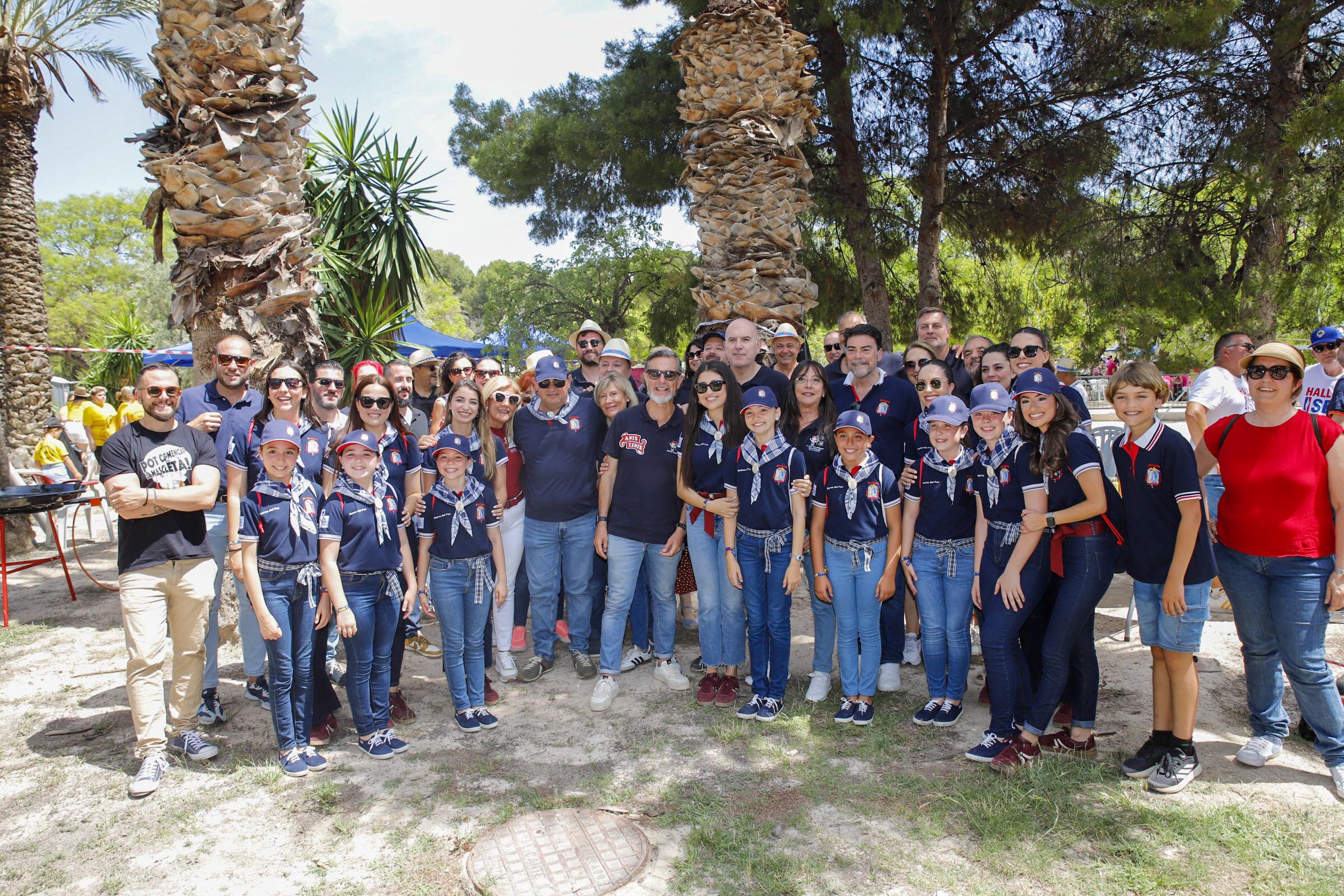 Foguerers y barraquers disfrutan de un día de hermandad en un multitudinario Certamen de Arroces Foguerers y barraquers disfrutan de un día de hermandad en un multitudinario Certamen de Arroces