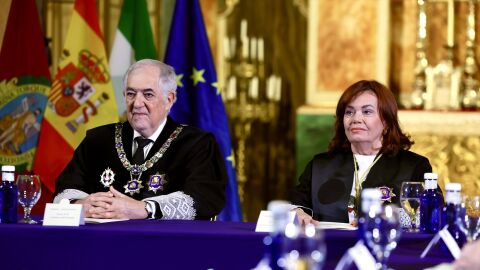 El presidente del Tribunal Constitucional, Cándido Conde-Pumpido (i),y el vicepresidenta del Tribunal Constitucional, Inmaculada Montalbán Huertas, en una imagen de archivo