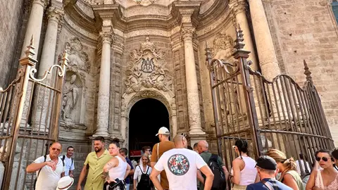 Numerosos turistas hacen cola este lunes para entrar a la catedral en el centro histórico de la ciudad de València. Numerosos turistas hacen cola este lunes para entrar a la catedral en el centro histórico de la ciudad de València.