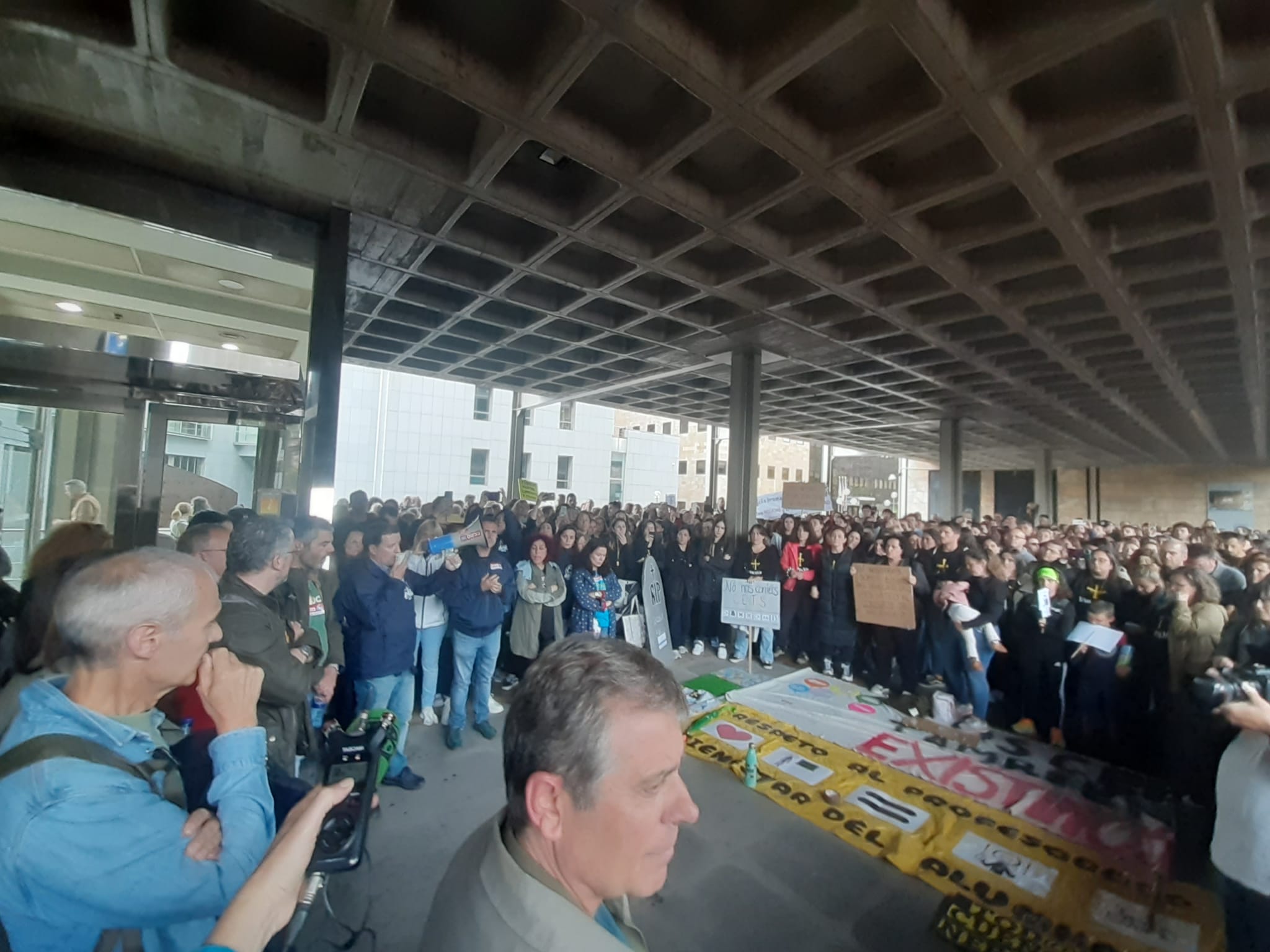 La huelga indefinida continúa tras una reunión sin acuerdo entre Gobierno y sindicatos La huelga indefinida continúa tras una reunión sin acuerdo entre Gobierno y sindicatos