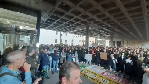 La huelga indefinida continúa tras una reunión sin acuerdo entre Gobierno y sindicatos La huelga indefinida continúa tras una reunión sin acuerdo entre Gobierno y sindicatos