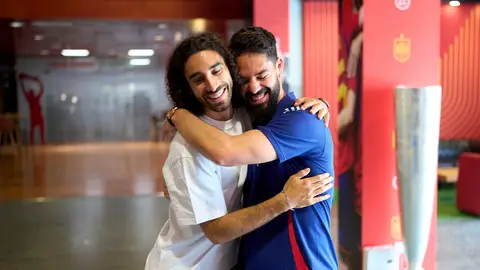 Isco Alarcón abraza a Marc Cucurella en la concentración de la selección española. Isco Alarcón abraza a Marc Cucurella en la concentración de la selección española.