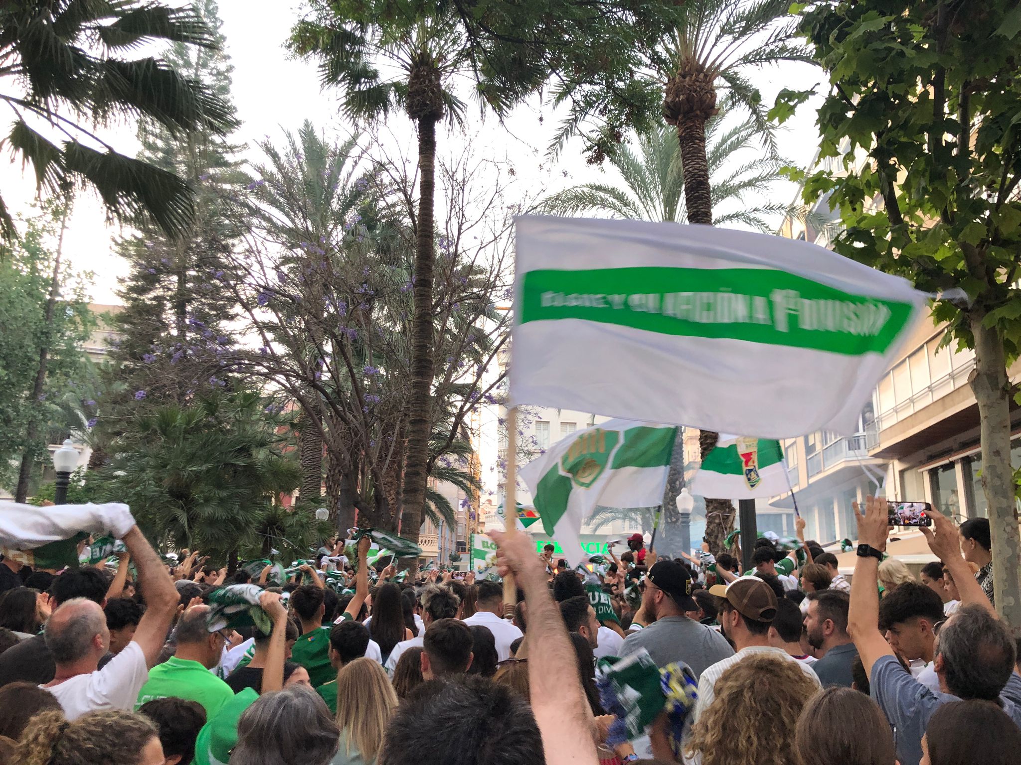 El Elche celebra el ascenso: rúa por la ciudad y fiesta en el Martínez Valero El Elche celebra el ascenso: rúa por la ciudad y fiesta en el Martínez Valero