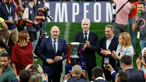 01/06/2025 00:00 (UTC +02:00) Crédito: EFE Fuente: EFE Autor: Ana Escobar Temática: Deporte » Fútbol El presidente de la Real Federación Española de Fútbol (RFEF), Rafael Louzán, espera con el trofeo de campeón de segunda división, tras el ascenso del Levante después del partido correspondiente a la última jornada de la Liga Hypermotion que han disputado Levante y Eibar, este domingo en el estadio Ciutat de Valencia. 01/06/2025 00:00 (UTC +02:00) Crédito: EFE Fuente: EFE Autor: Ana Escobar Temática: Deporte » Fútbol El presidente de la Real Federación Española de Fútbol (RFEF), Rafael Louzán, espera con el trofeo de campeón de segunda división, tras el ascenso del Levante después del partido correspondiente a la última jornada de la Liga Hypermotion que han disputado Levante y Eibar, este domingo en el estadio Ciutat de Valencia.