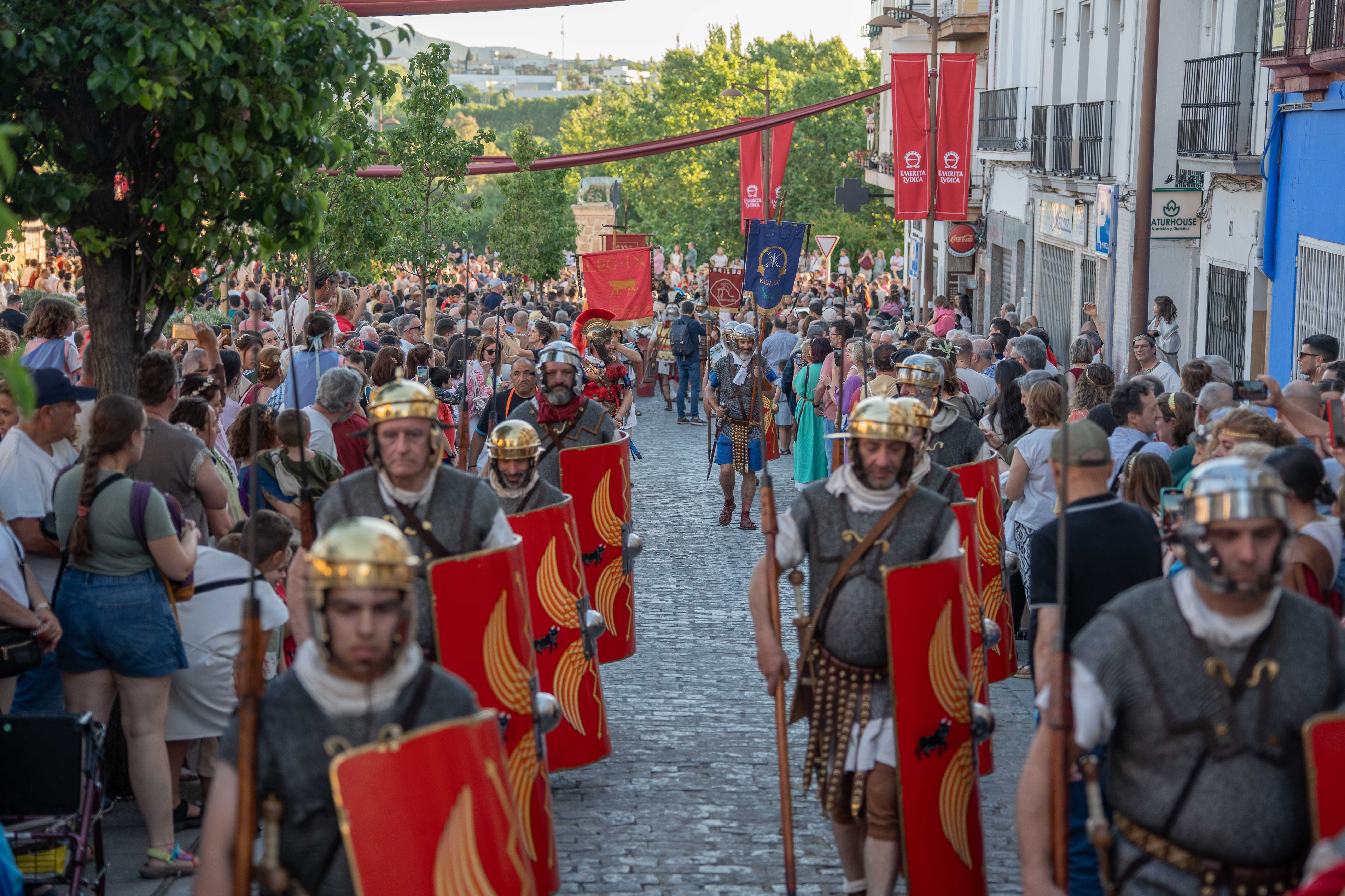 Osuna asegura que la Junta aporta 2.000 euros a Emerita Lvdica y que los rechazará si no aumenta, la Junta habla de "chantaje" Osuna asegura que la Junta aporta 2.000 euros a Emerita Lvdica y que los rechazará si no aumenta, la Junta habla de "chantaje"