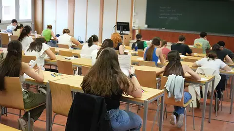 Alumnos haciendo la PAU Alumnos haciendo la PAU