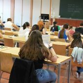 Alumnos haciendo la PAU 