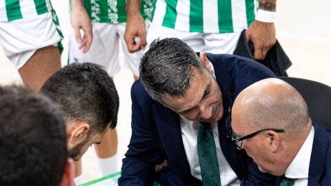 Gonzalo García de Vitoria da instrucciones a sus jugadores.