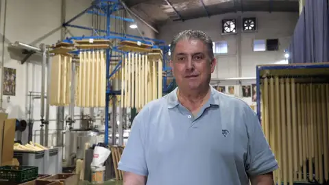 El responsable de la Cerería 'La Madrugá' El responsable de la Cerería 'La Madrugá'