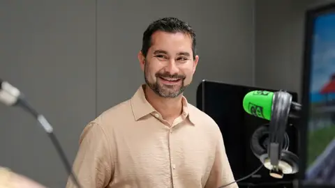 El alcalde l´Alcora, Samuel Falomir, en los estudios de Onda Cero Vila-real. El alcalde l´Alcora, Samuel Falomir, en los estudios de Onda Cero Vila-real.