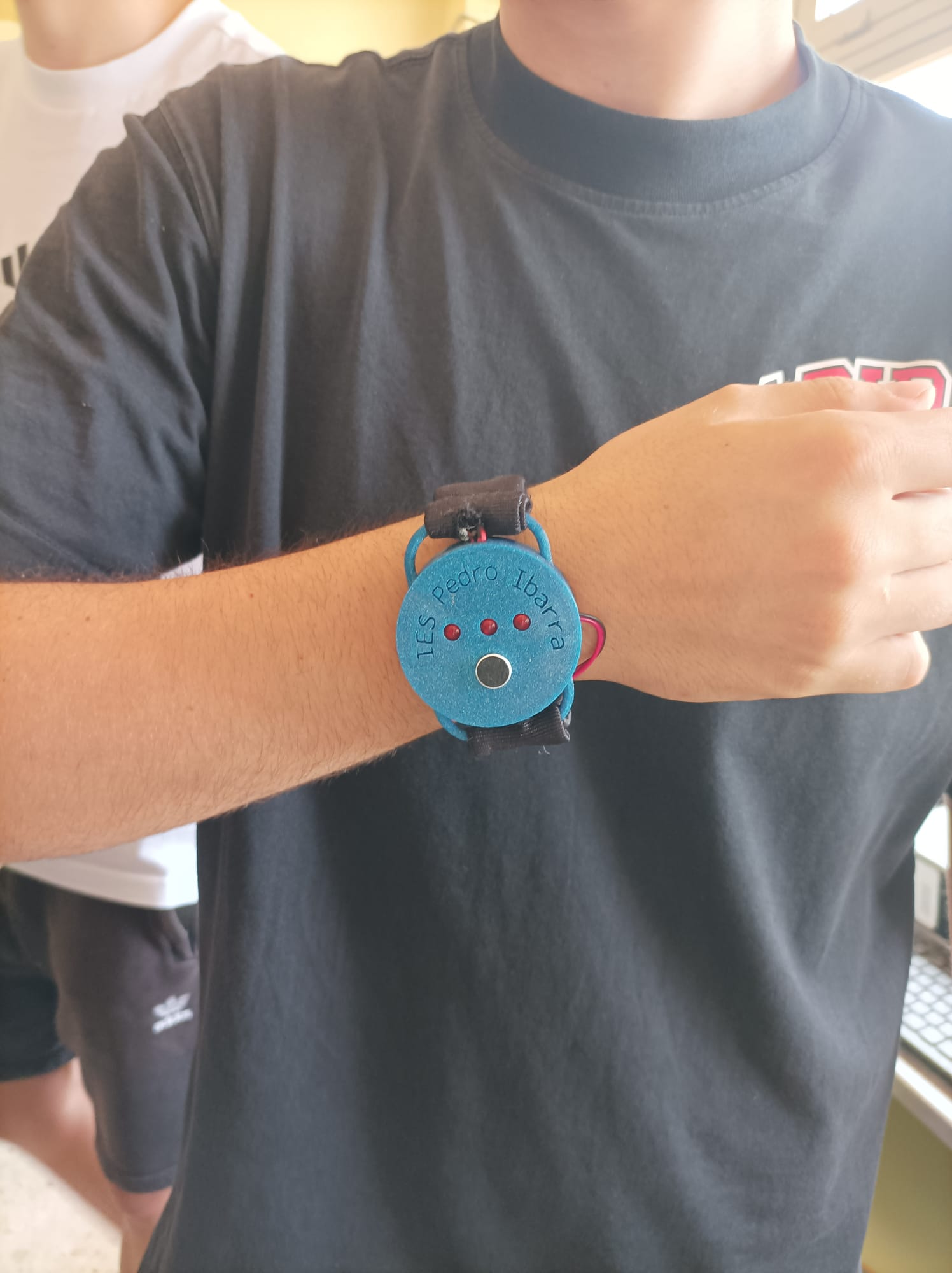 Estudiantes del instituto Pedro Ibarra ganan un premio por la creación de una pulsera para personas con discapacidad auditiva Estudiantes del instituto Pedro Ibarra ganan un premio por la creación de una pulsera para personas con discapacidad auditiva