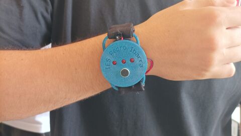 Pulsera para personas con discapacidad auditiva creada por estudiantes del IES Pedro Ibarra de Elche.