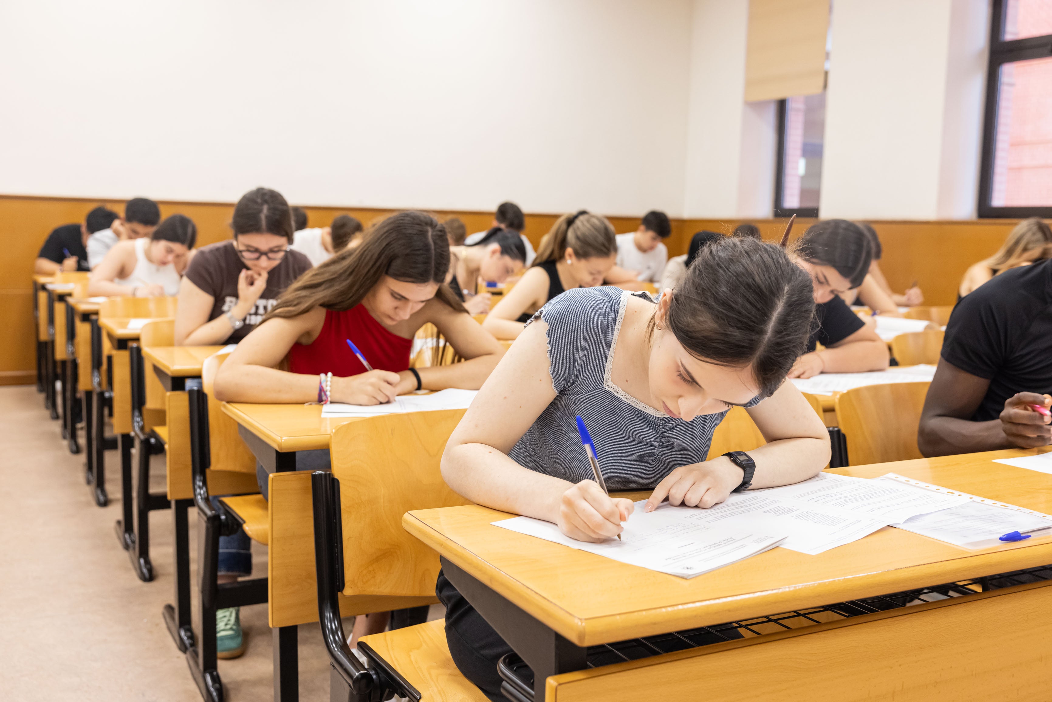 Cerca de 2.900 estudiantes comienzan las pruebas de acceso a la universidad en la UJI Cerca de 2.900 estudiantes comienzan las pruebas de acceso a la universidad en la UJI