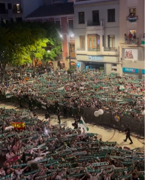 El ascenso más celebrado del Elche: cerca de 200.000 personas en la calle con la rúa El ascenso más celebrado del Elche: cerca de 200.000 personas en la calle con la rúa