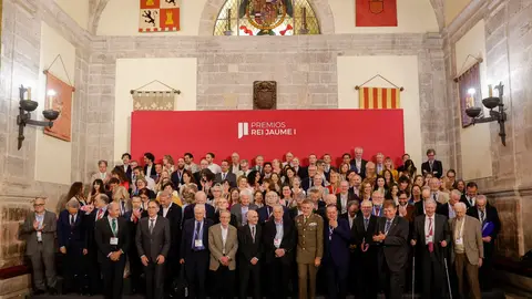 Foto de familia de los jurados de la 37ª edición de los Premios Rei Jaume I, entre ellos 20 premios Nobel. Foto de familia de los jurados de la 37ª edición de los Premios Rei Jaume I, entre ellos 20 premios Nobel.