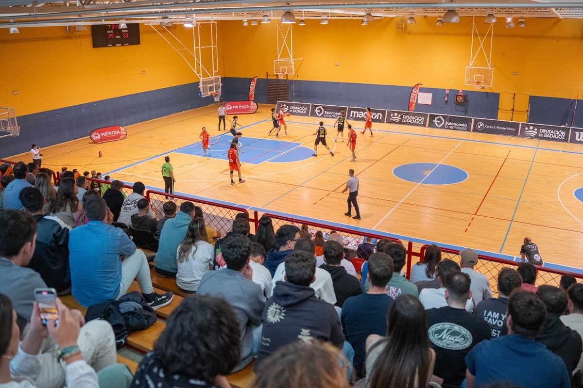 La inversión de más de 2,2 millones de euros en instalaciones deportivas contempla seis pabellones, la pista de atletismo de Diocles y el circuito de Royanejos La inversión de más de 2,2 millones de euros en instalaciones deportivas contempla seis pabellones, la pista de atletismo de Diocles y el circuito de Royanejos