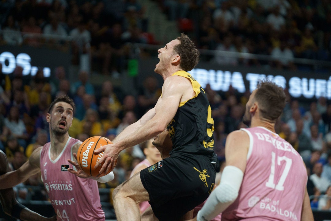 Valencia y Tenerife toman ventaja en los cuartos de final Valencia y Tenerife toman ventaja en los cuartos de final