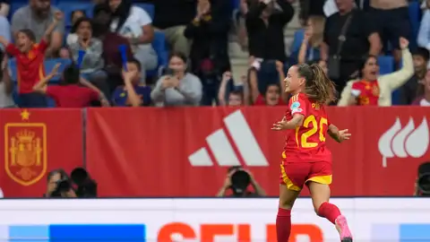 España remonta con un doblete de Claudia Pina y jugará la Final Four de la Nations League España remonta con un doblete de Claudia Pina y jugará la Final Four de la Nations League