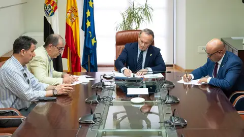 Junta y colegios de Abogados de Cáceres y Badajoz firman el convenio para asesoramiento jurídico a afectados por ocupación ilegal Junta y colegios de Abogados de Cáceres y Badajoz firman el convenio para asesoramiento jurídico a afectados por ocupación ilegal