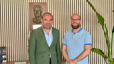 El presidente y consejero delegado de Meliá, Gabriel Escarrer Jaume, junto al periodista de Onda Cero Martí Rodríguez El presidente y consejero delegado de Meliá, Gabriel Escarrer Jaume, junto al periodista de Onda Cero Martí Rodríguez