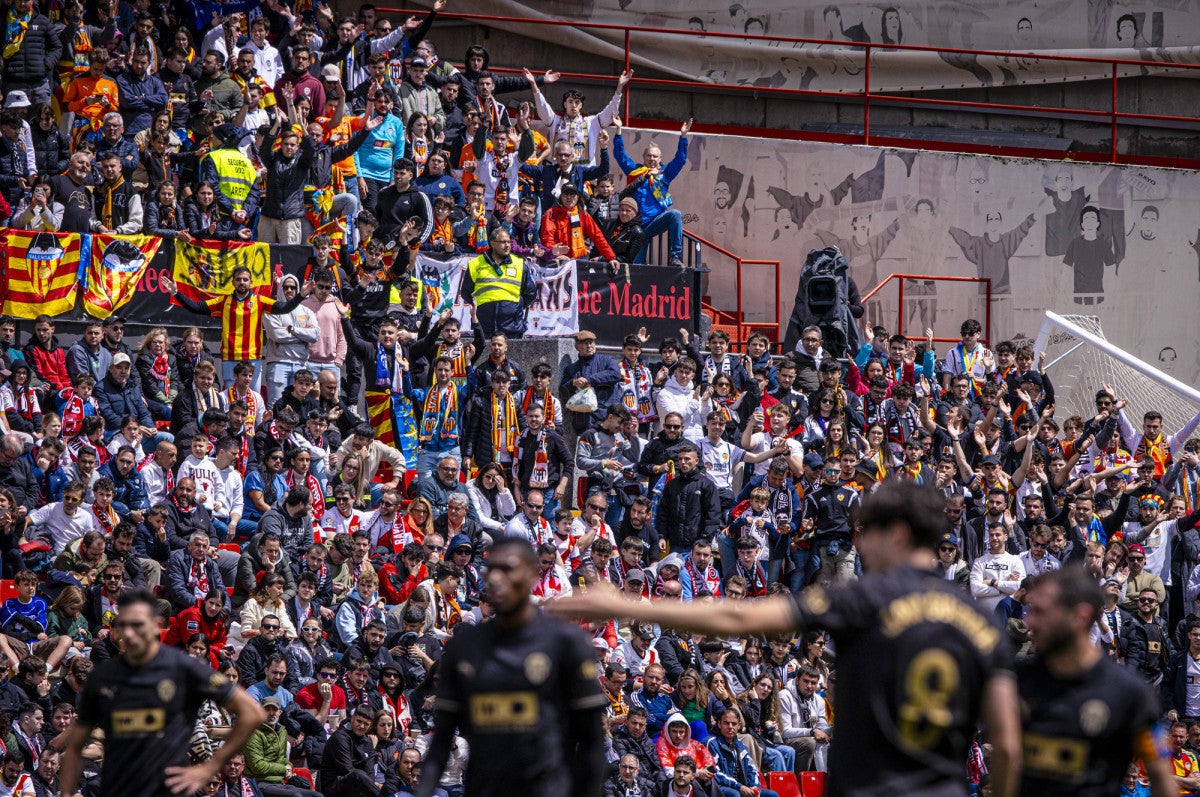 Pese a la complicada temporada del Valencia, más de 5.000 aficionados han acompañado al equipo en los desplazamientos Pese a la complicada temporada del Valencia, más de 5.000 aficionados han acompañado al equipo en los desplazamientos