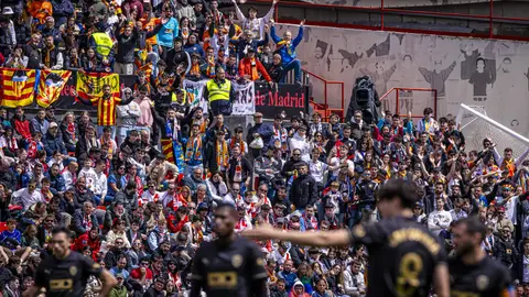 La afición del Valencia CF en uno de los desplazamientos en la temporada 24-25 La afición del Valencia CF en uno de los desplazamientos en la temporada 24-25