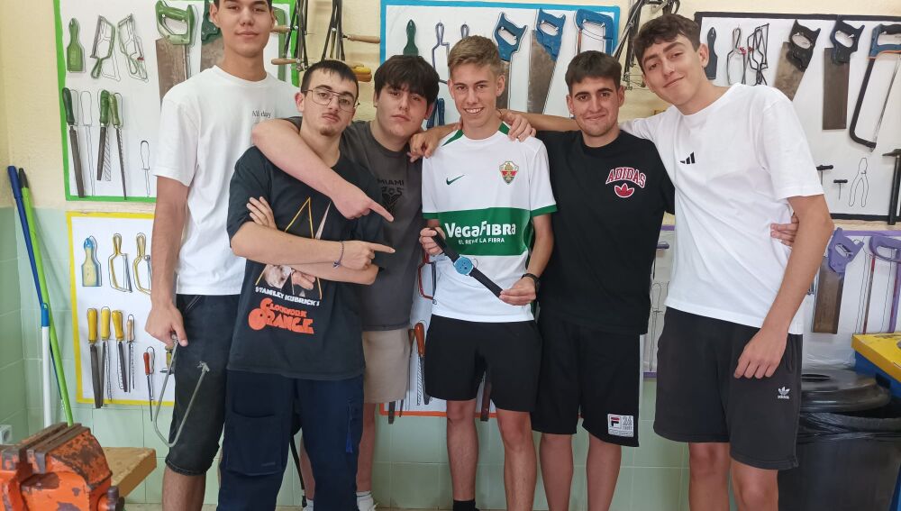 Pulsera para personas con discapacidad auditiva creada por estudiantes del IES Pedro Ibarra de Elche.