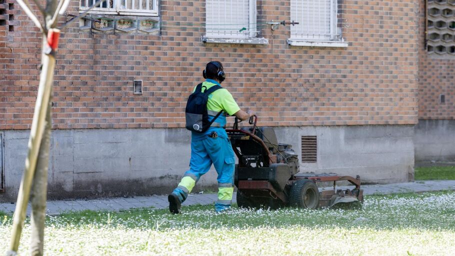 Un jardinero trabajando