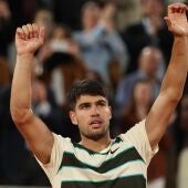 Alcaraz arrolla a Paul y se cita con Musetti en semifinales de Roland Garros