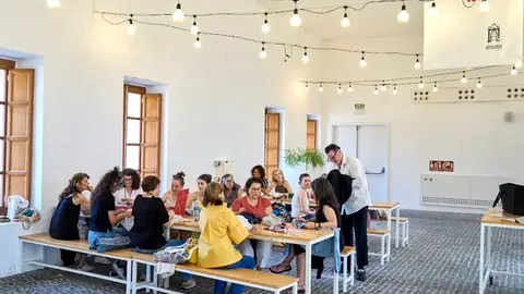 El encuentro 'Tejiendo Futuro' sobre moda sostenible reúne a más de 200 personas en El Hospital Centro Vivo de Badajoz El encuentro 'Tejiendo Futuro' sobre moda sostenible reúne a más de 200 personas en El Hospital Centro Vivo de Badajoz