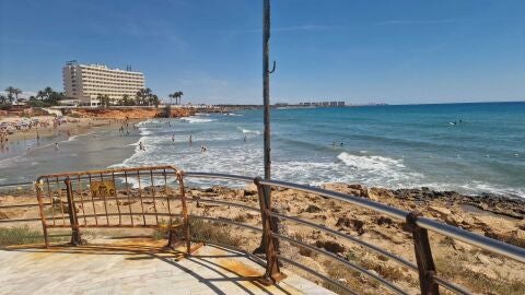La asociaci&oacute;n Unidos x la Costa afirma que el litoral de Orihuela afronta "el peor verano de su historia" 