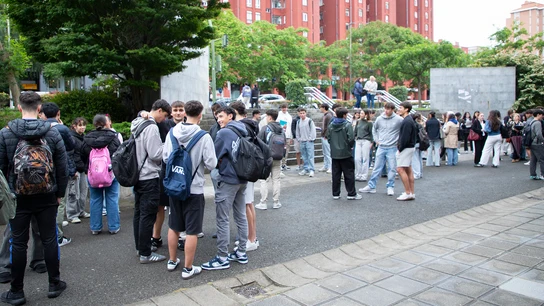 Estudiantes en el campus de la Universidad de Cantabria Estudiantes en el campus de la Universidad de Cantabria