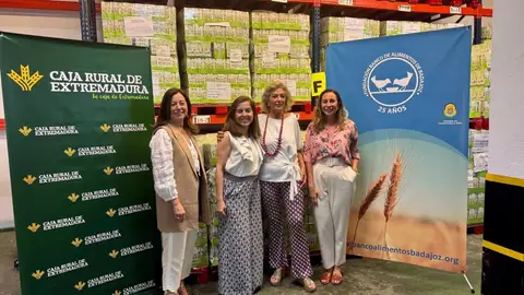 Caja Rural de Extremadura dona 20.000 litros de leche al Banco de Alimentos de Badajoz Caja Rural de Extremadura dona 20.000 litros de leche al Banco de Alimentos de Badajoz
