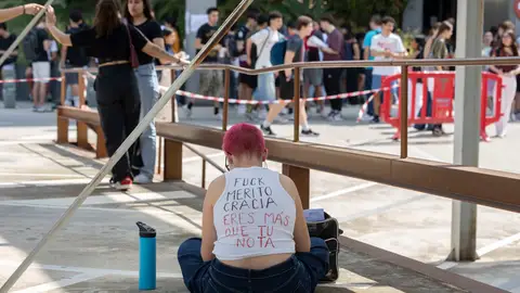 Una alumna de bachillerato repasa el examen de folosofía de la PAU este martes en el la Facultad de Ciencias del Trabajo en el Campus de Espinardo de la Universidad de Murcia Comienza la PAU 2025: miles de alumnos se enfrentan a los exámenes de una Selectividad renovada
