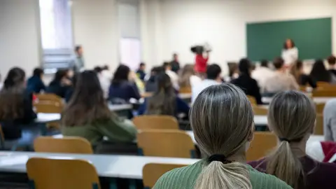 Estudiantes de Cantabria durante el primer examen de la PAU 2025 Estudiantes de Cantabria durante el primer examen de la PAU 2025
