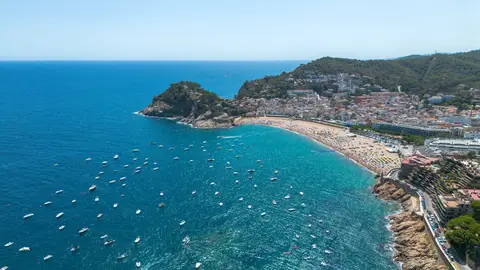 Numerosas personas disfrutan de un día de playa en la Costa Brava, a 30 de julio de 2023, en Tossa de Mar, Girona, Cataluña (España). Numerosas personas disfrutan de un día de playa en la Costa Brava, a 30 de julio de 2023, en Tossa de Mar, Girona, Cataluña (España).