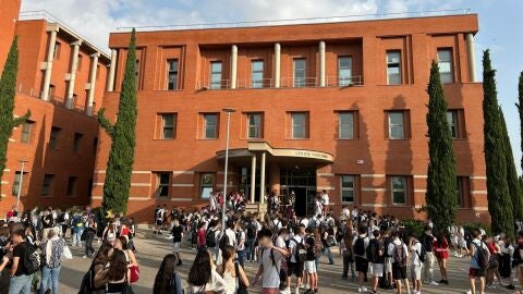 Estudiantes esperan la apertura de puertas de una de las sedes de la Universidad de Alcal&aacute; para la realizaci&oacute;n de la PAU