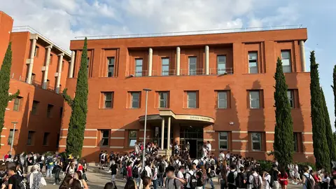 Más de 5.600 estudiantes comienzan hoy la PAU en la Universidad de Alcalá Estudiantes esperan la apertura de puertas de una de las sedes de la Universidad de Alcalá para la realización de la PAU