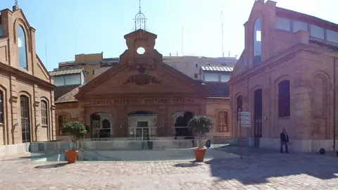 Explanada de acceso al complejo de La Petxina residencia