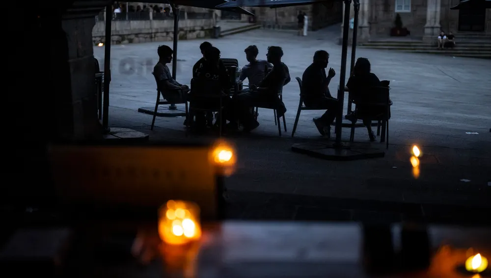 Imagen de archivo de varias personas en la terraza de un bar al caer la noche durante el apagón eléctrico en Ourense. Imagen de archivo de varias personas en la terraza de un bar al caer la noche durante el apagón eléctrico en Ourense.